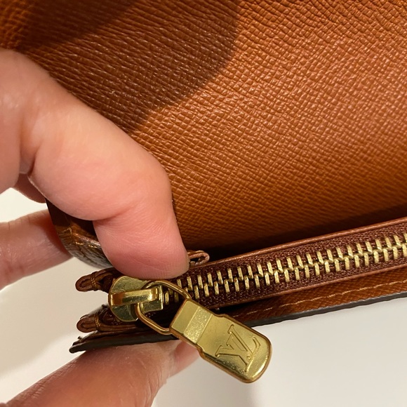 Authentic LV Sarah wallet - Picture 9 of 12